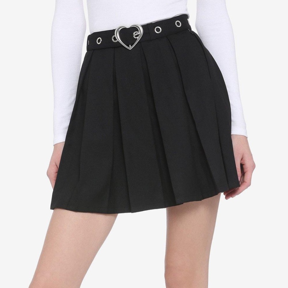 HOT TOPIC Size Small Black Pleated Skirt Grommet Heart Belt Mini